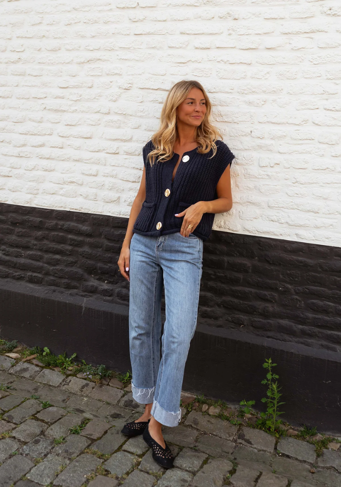 FENJA | THE CHIC LAYERING KNIT VEST